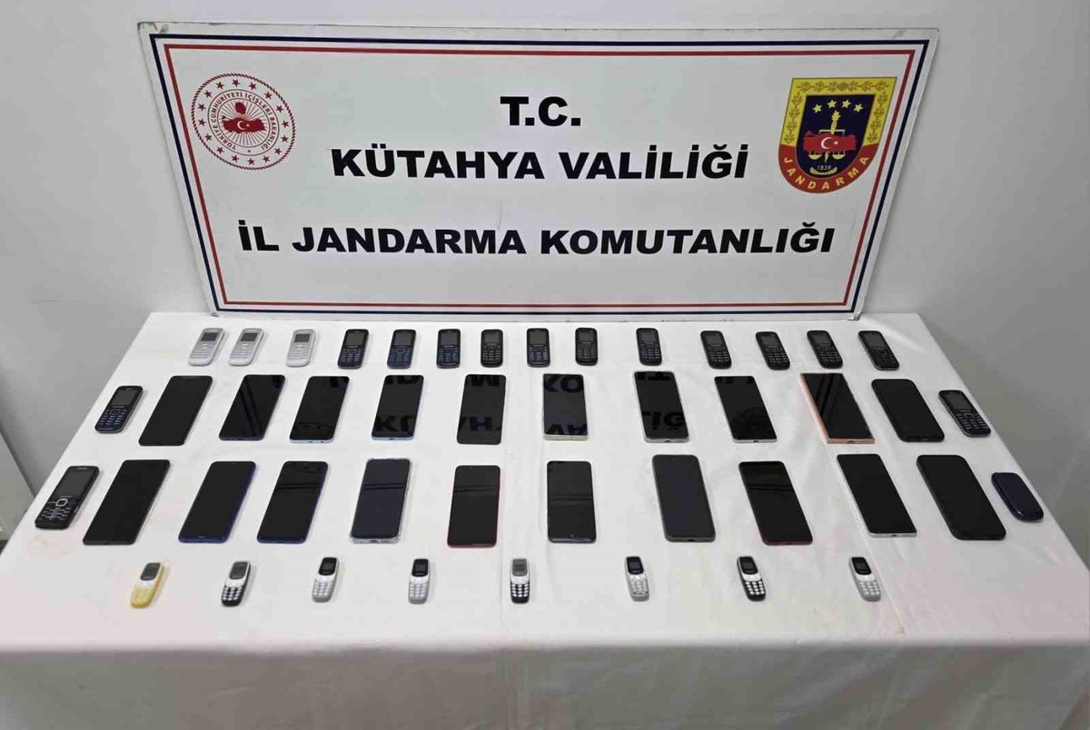 Kütahya Simav'da 3 ayrı operasyonda 45 kaçak telefon ele geçirildi