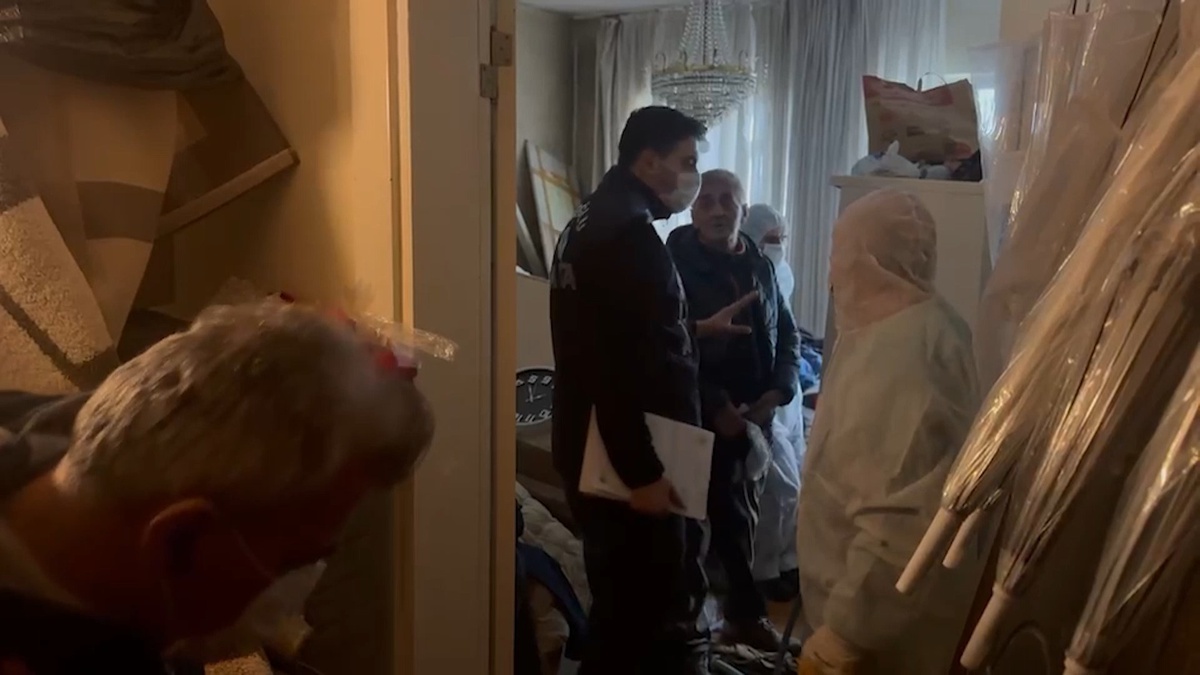 Beyoğlu Cihangir'de kötü koku şikayetiyle girilen daireden 4 ton atık çıkarıldı