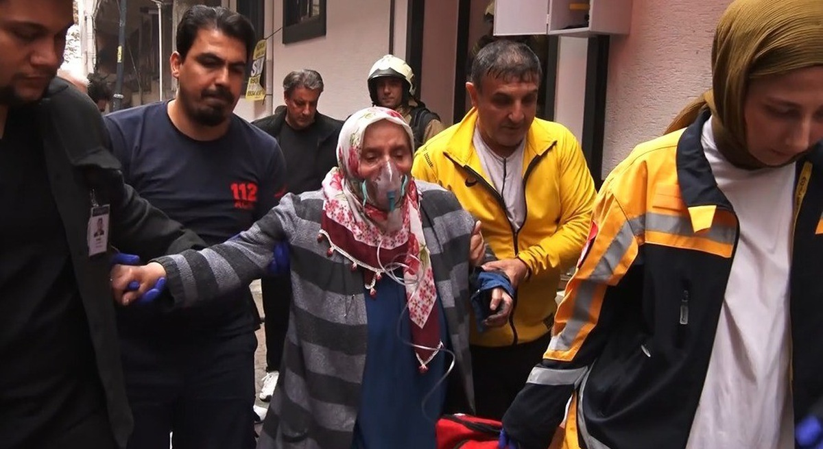 Zeytinburnu'nda sobadan çıktığı iddia edilen yangında mahsur kalan 2 kişi kurtarıldı