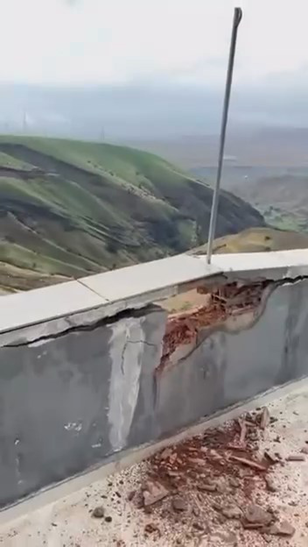 Siirt'te sağanak ve dolu caddeleri suya buladı, yıldırım 2 katlı binanın damını vurdu