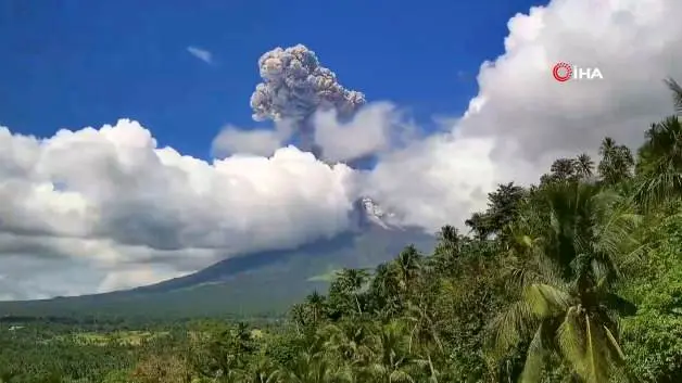 Filipinler'deki Mayon Yanardağı kül püskürttü