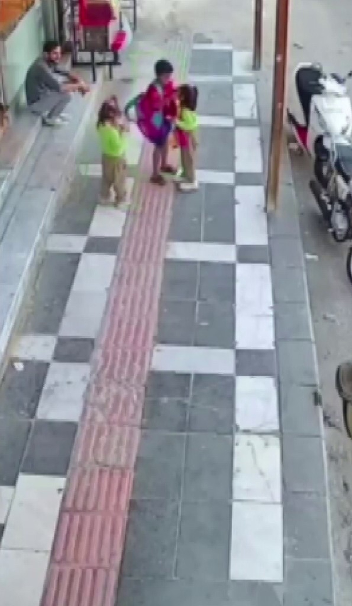 Şanlıurfa'da ağabey, iki kız kardeşinin okul çantalarını taşıyıp takdir topladı