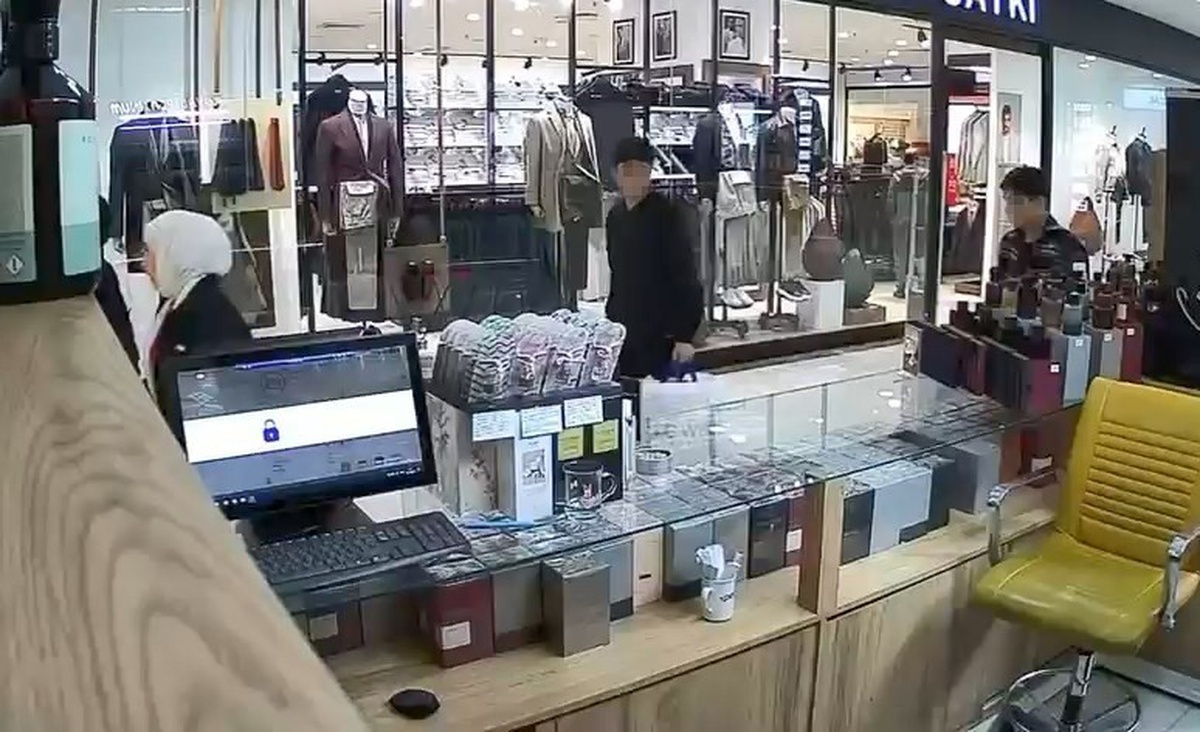 Elazığ'da AVM'de parfüm koklayan çocuk, beğenince cebine koyup işletmeden uzaklaştı