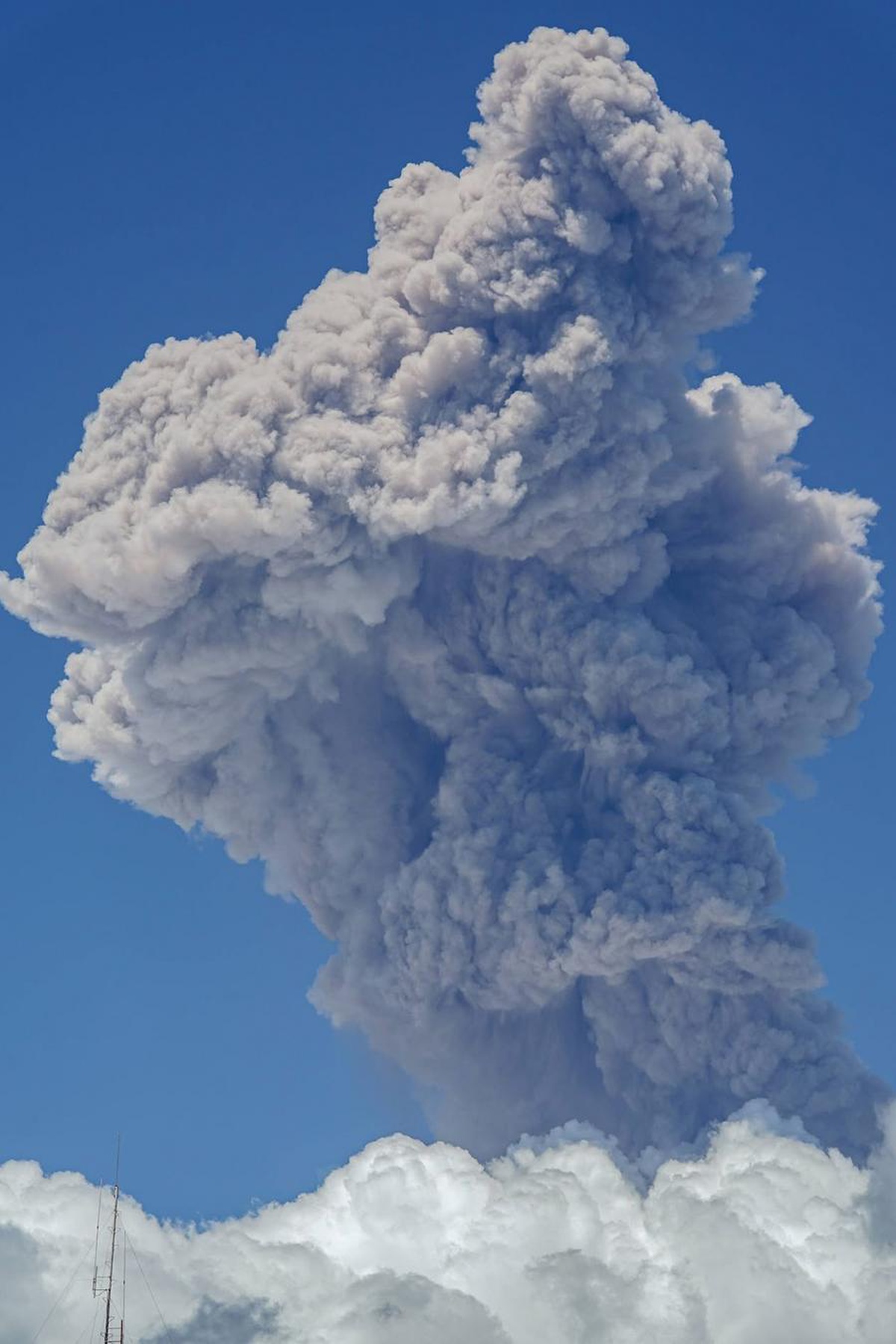 Filipinler'de Mayon Yanardağı orta şiddette patladı, alarm seviyesi 3'e çıkarıldı