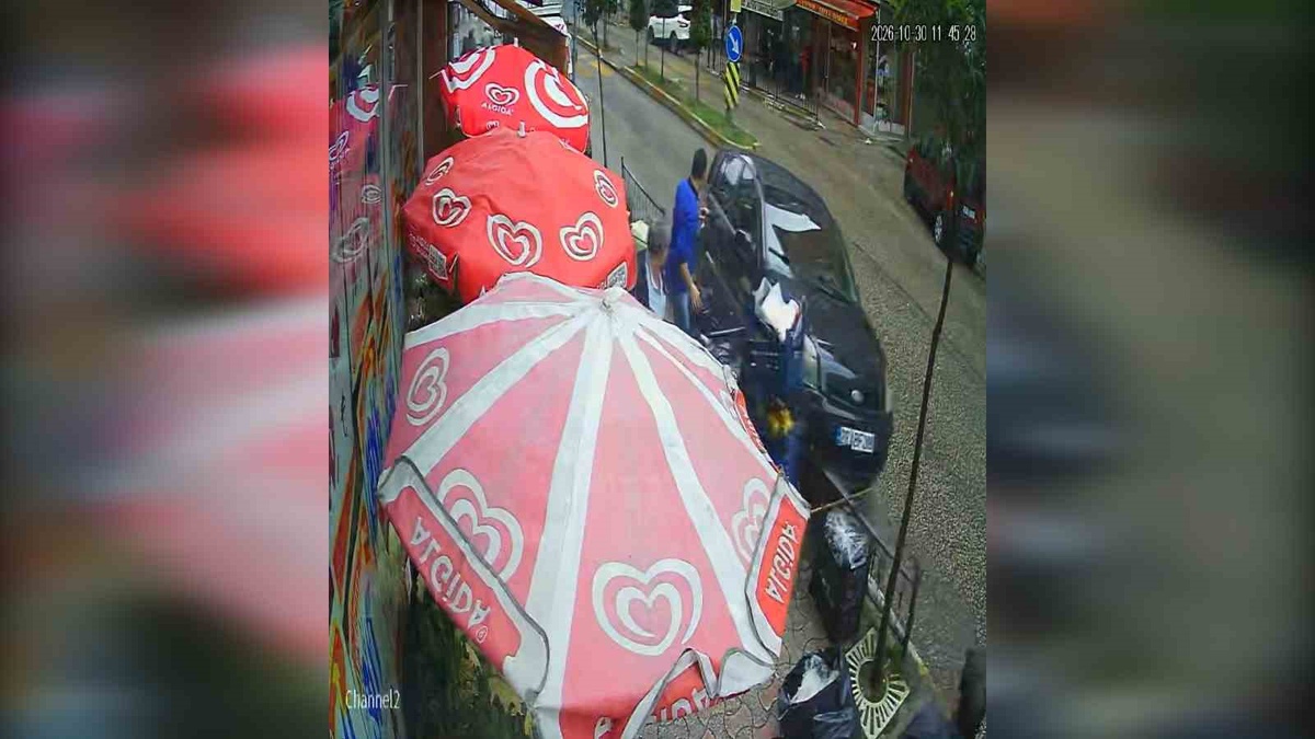 Giresun'da kontrolden çıkan otomobil bariyerlere çarptı, 3 yaya yaralandı