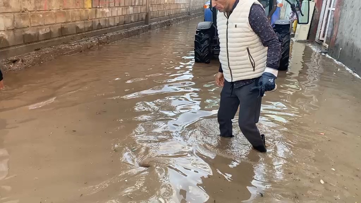 Cizre'de sağanak cadde ve sokakları doldurdu, belediye tahliyeye başladı