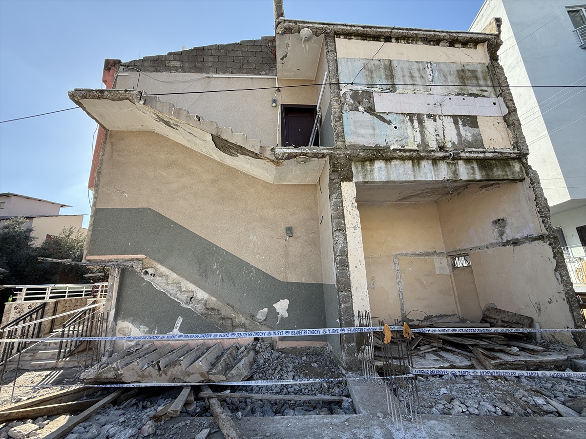 Mersin Akdeniz'de tadilattaki binada çöken beton merdivenin altında kalan işçi öldü