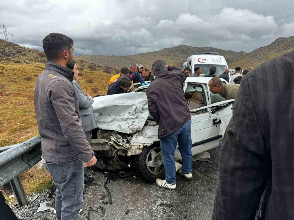 Bitlis Yolalan'da çarpışan otomobillerdeki 5 yaralı iki hastaneye sevk edildi
