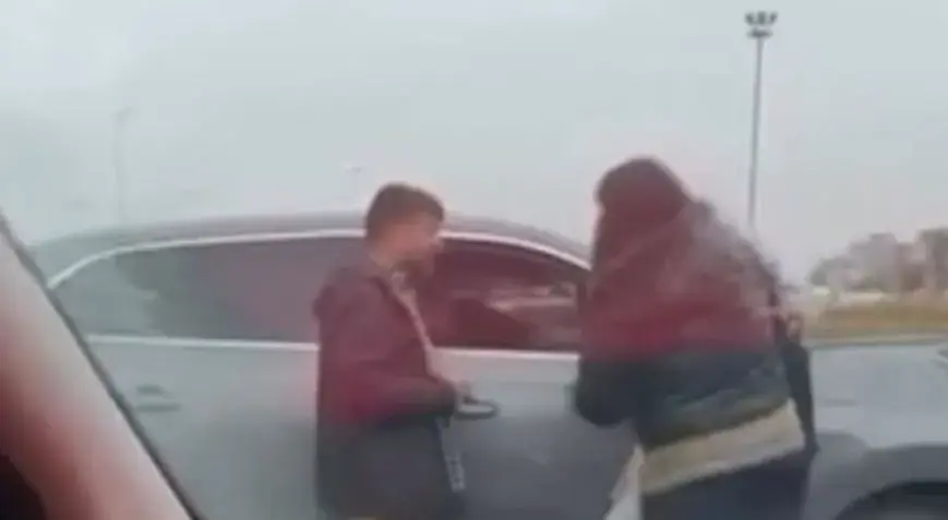 Otoyolda inanılmaz görüntüler! Sürücüler birbirine girdi