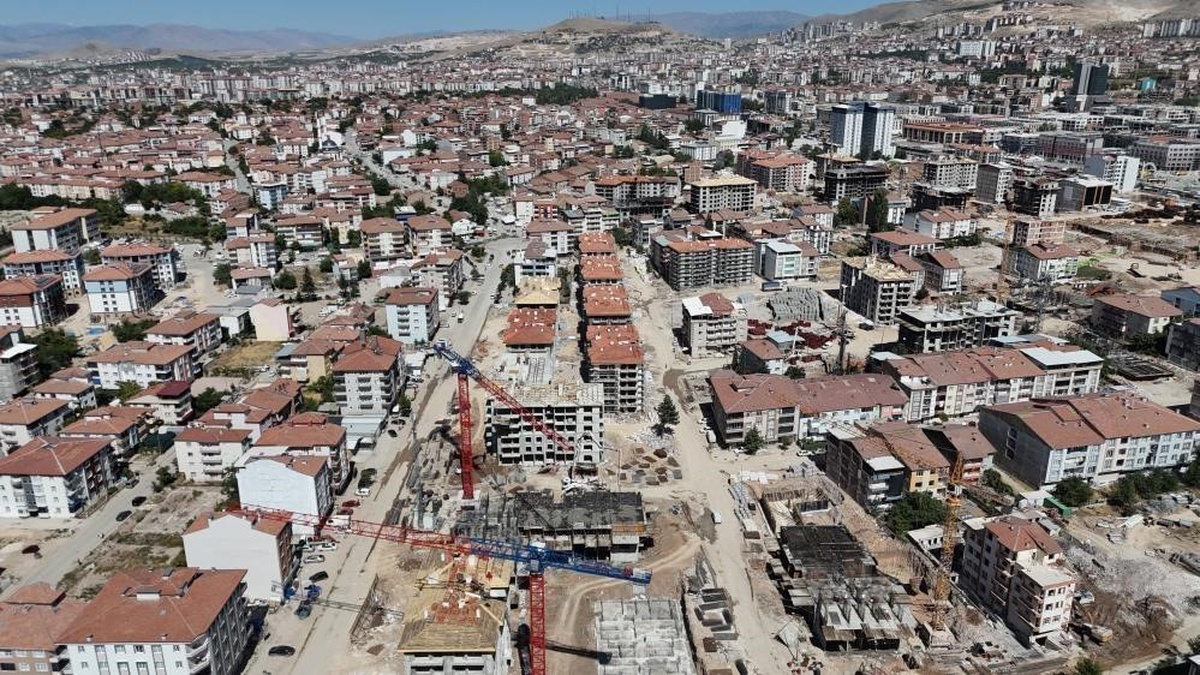 Malatya'da enkaz işlemlerinde 6 kamu görevlisine soruşturma izni verildi