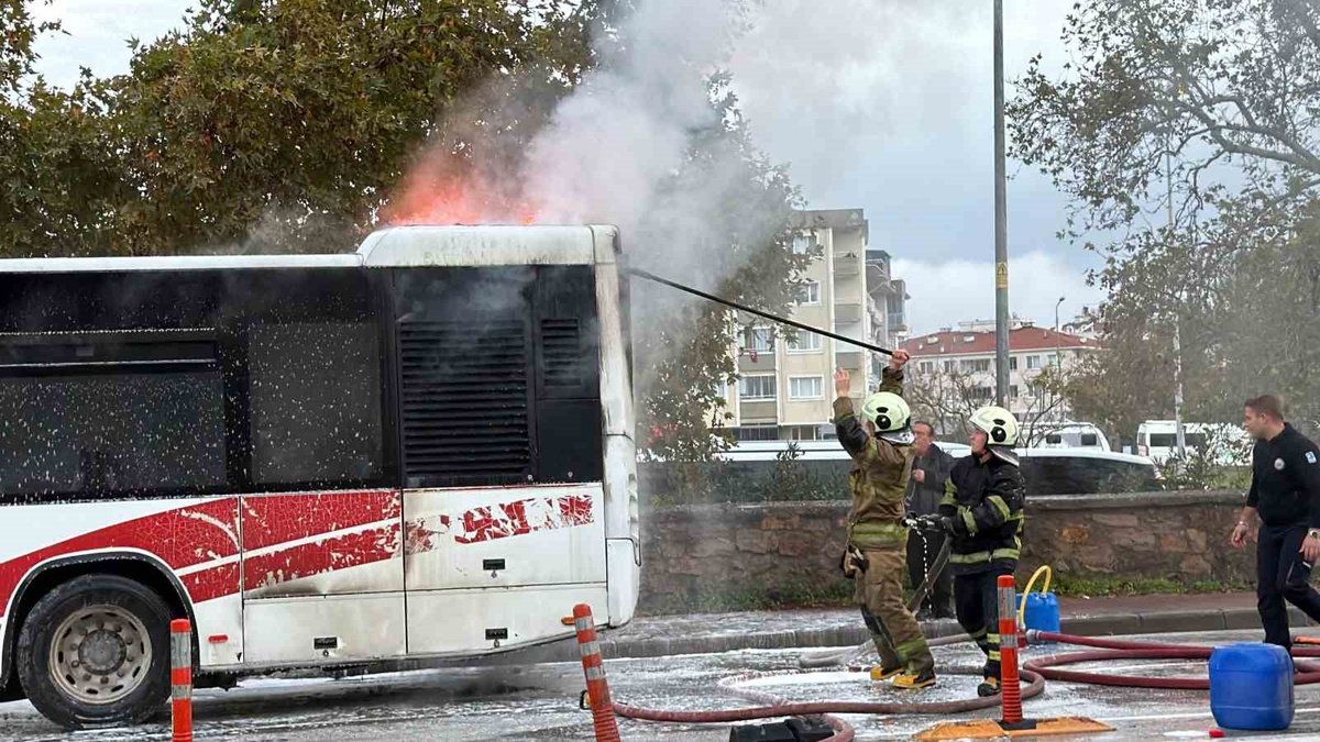 Çanakkale'de seyir halindeki özel halk otobüsü motor bölümünde yandı