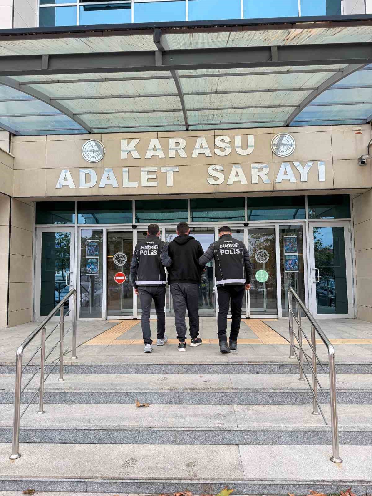 Sakarya Karasu'da 24 yıl 10 ay hapis cezası olan uyuşturucu taciri yakalandı