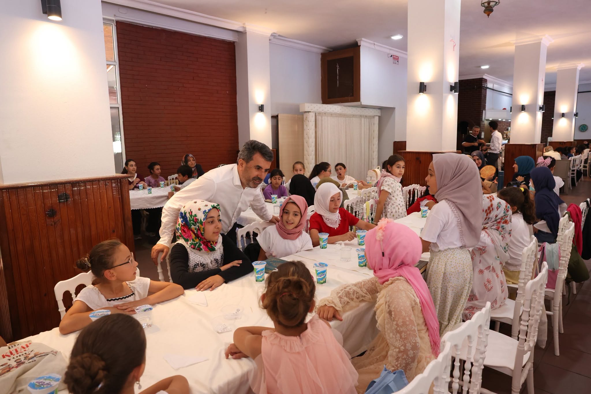 Belediyemiz tarafından düzenlenen yaz kur'an kursları kapanış programı kapsamında;belediye başkan vekilimiz sayın mustafa sarıvaz,öğrencilerimizle bir araya geldi.