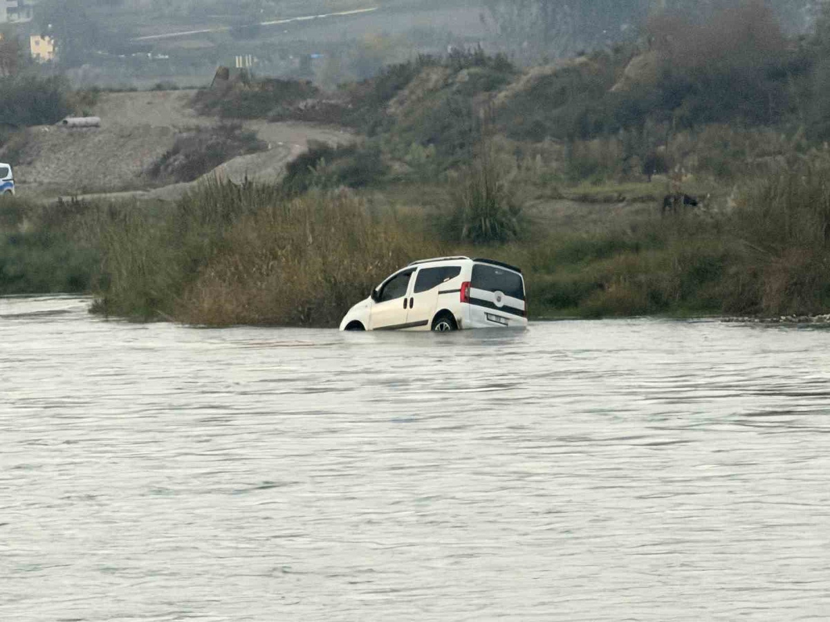 Tokat'ta balık tutmaya giden 4 arkadaşın adaya park ettiği otomobil, yükselen Kelkit Çayı'nda su içinde kaldı