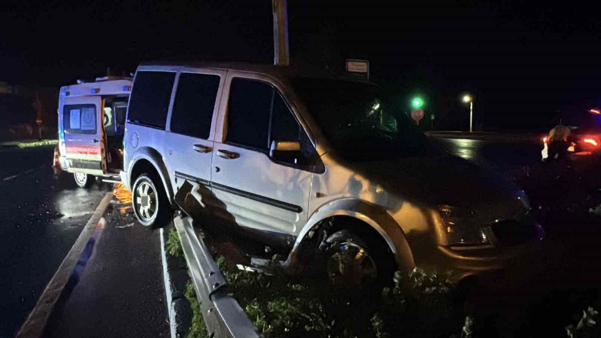 Rize Pazar'da ambulans ile hafif ticari araç çarpıştı, 5 kişi hafif yaralandı