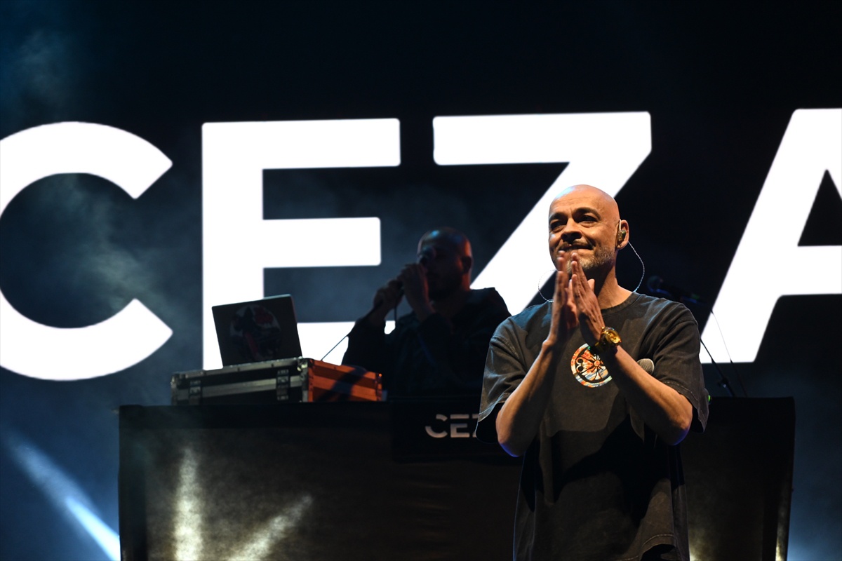Ceza Osmaniye Kadirli'de 29 Ekim konserinde sahne aldı, Karatepe kilimi hediye edildi