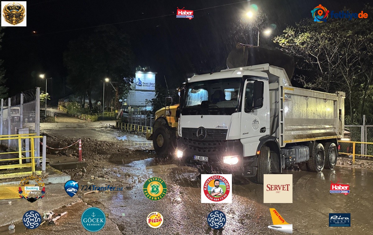 Rize Çayeli'nde menfez tıkanınca taşan dere üç mahalleyi bağlayan yolu kapattı