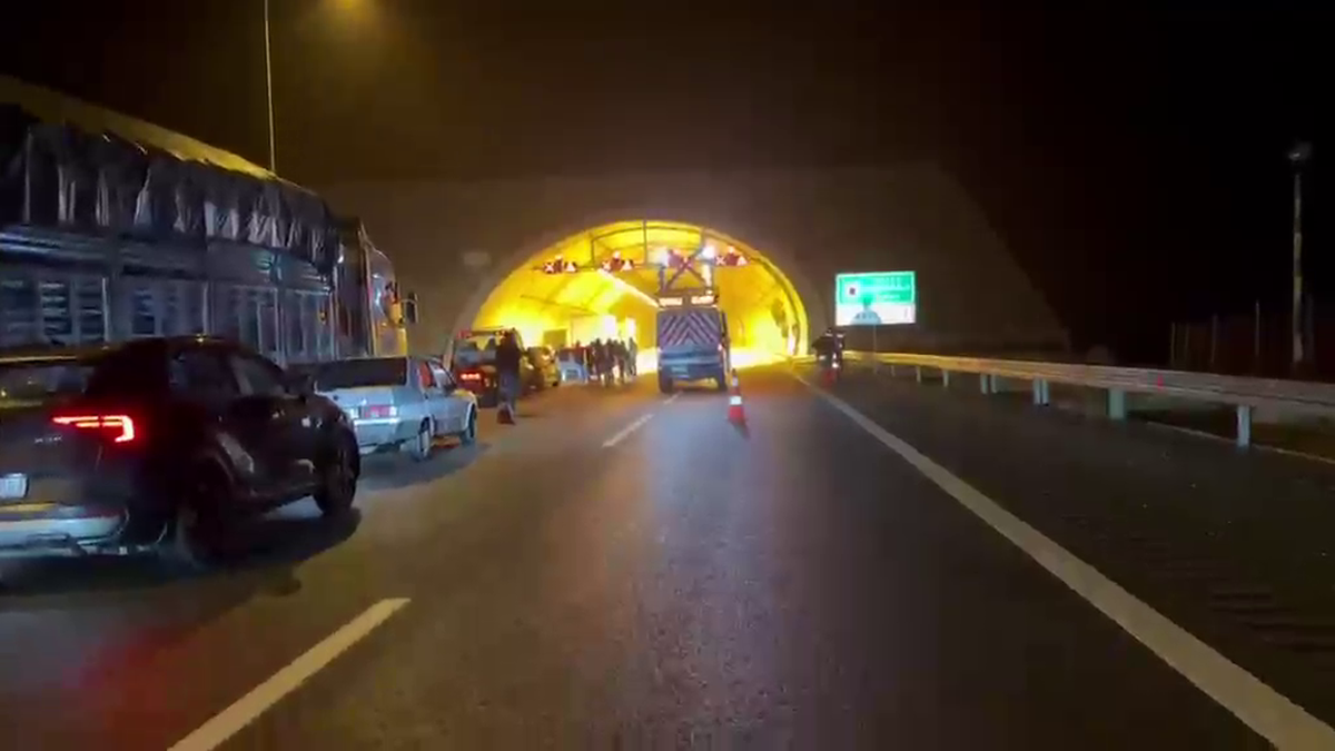 Kocaeli'de Kuzey Marmara Otoyolu'ndaki tünelde TIR yangını söndürüldü, yol açıldı