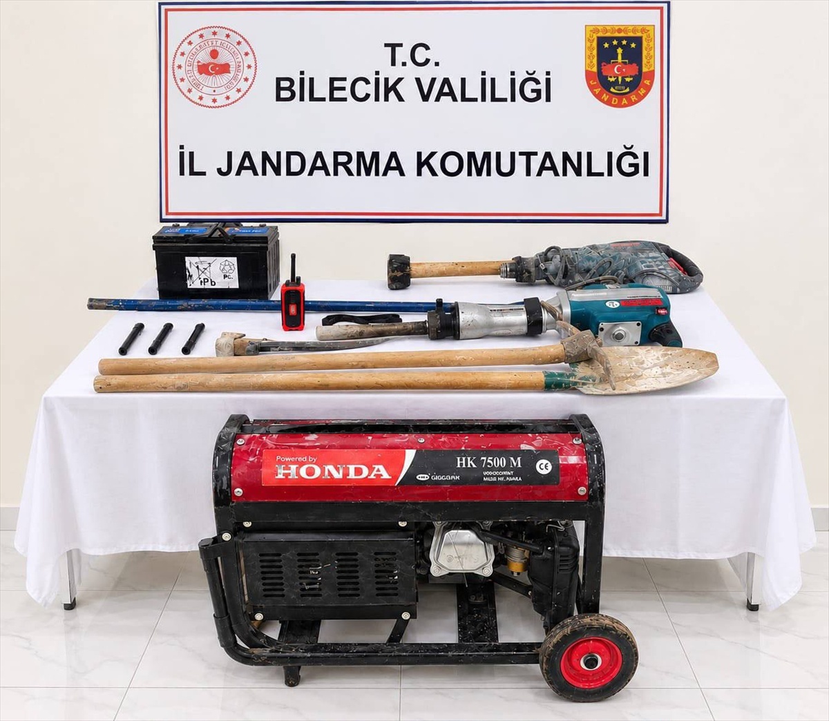 Bilecik İnhisar'da jandarma operasyonunda kaçak kazı yapan 12 şüpheli yakalandı