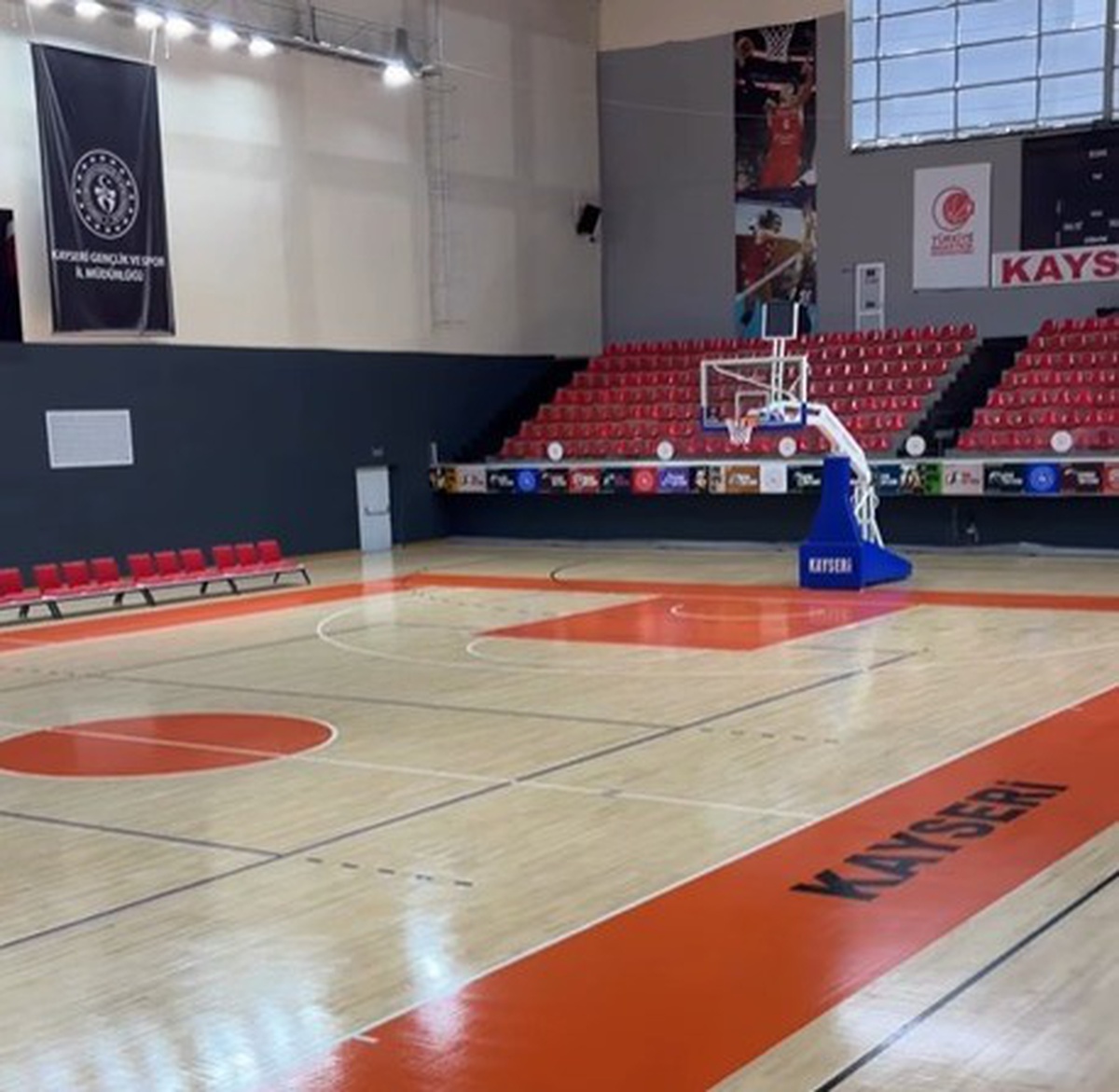 Kayseri'de Atatürk Spor Salonu yenilenerek kullanıma hazır hale getirildi