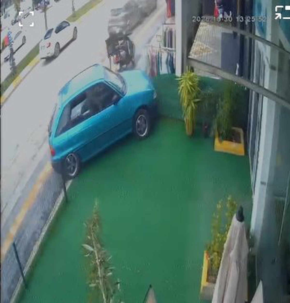 Çorum'da fren yerine gaza basan sürücünün otomobili mağazaya girdi