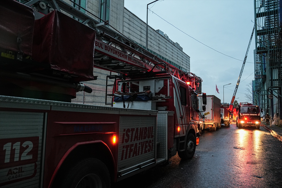 Bayrampaşa'da düğün salonundaki yangın çatı katını sardı, itfaiye söndürdü