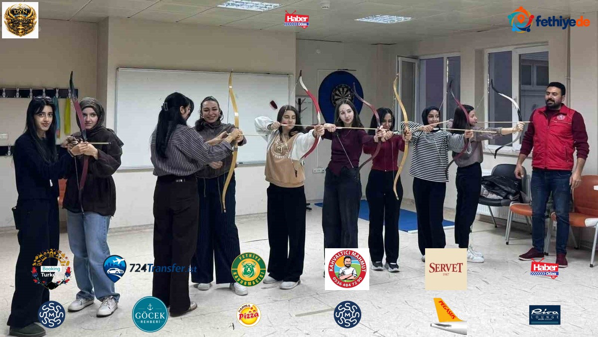 Bayburt Gençlik Merkezinde gençler okçuluk eğitiminde yay tutuşunu öğreniyor