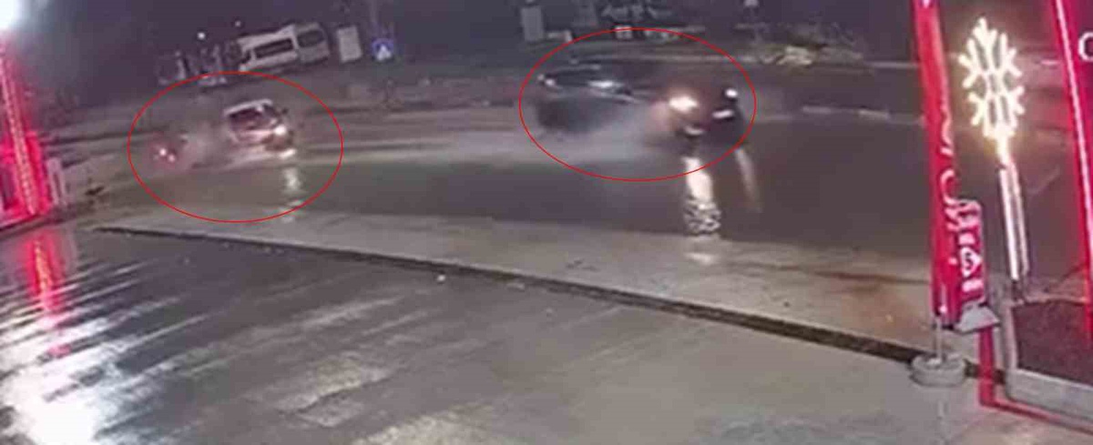 Hatay Antakya'da zincirleme kazada 2 otomobil ve 1 motosiklet zarar gördü