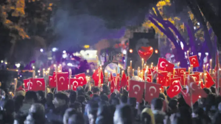 Cumhuriyet coşkusu geceyi aydınlattı