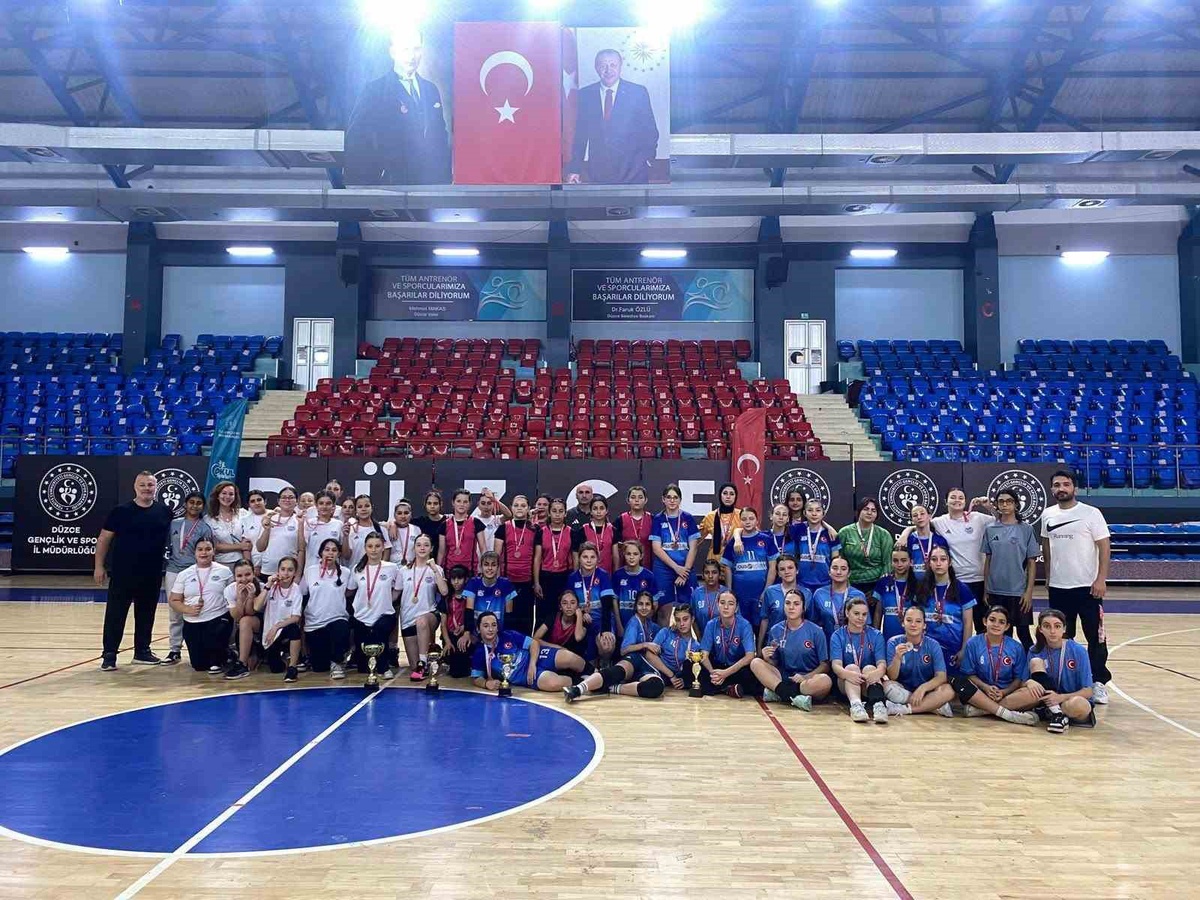Düzce'de yıldız hentbolde kızlarda Pakmaya, erkeklerde Aydınpınar birinci oldu
