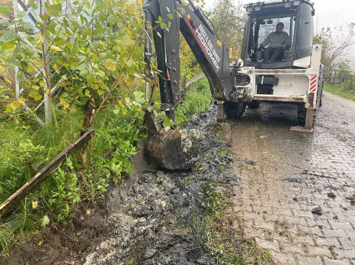 Düzce İl Özel İdaresi Kaynaşlı Tavak'ta su kanallarını temizledi