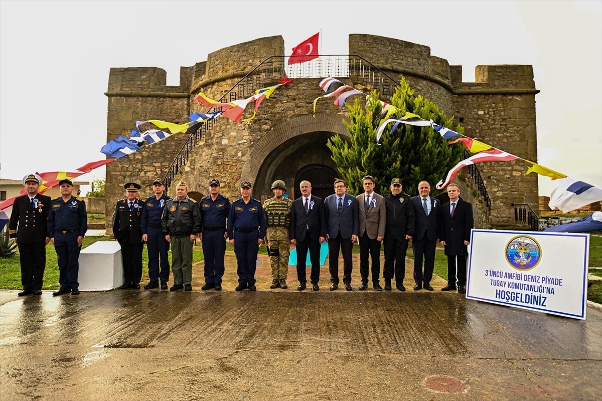 Çanakkale'de 3. Amfibi Deniz Piyade Tugay sancağı ilk kez törenle teslim edildi