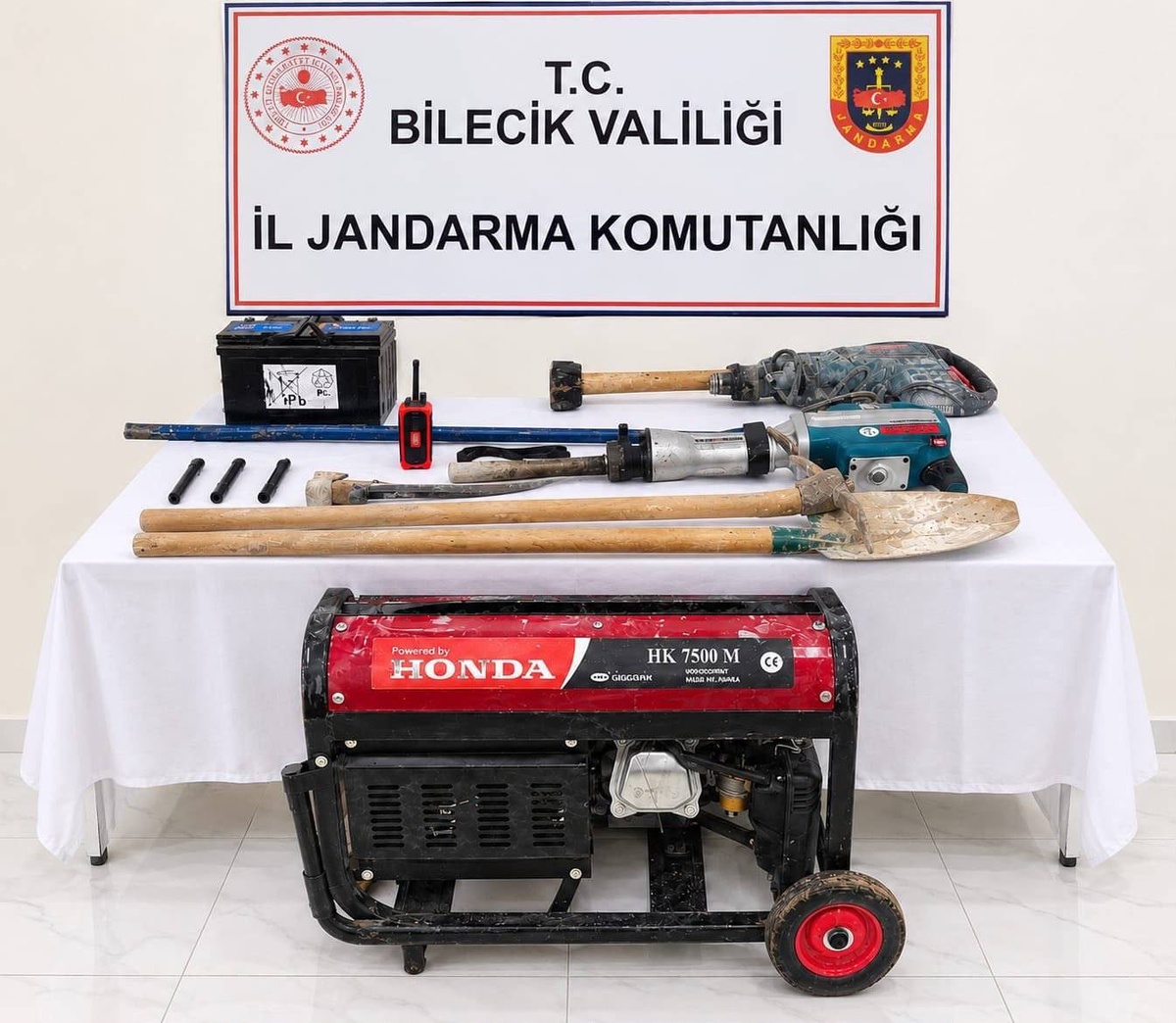 Bilecik İnhisar'da Tozman köyünde define arayan 12 kişi suçüstü yakalandı