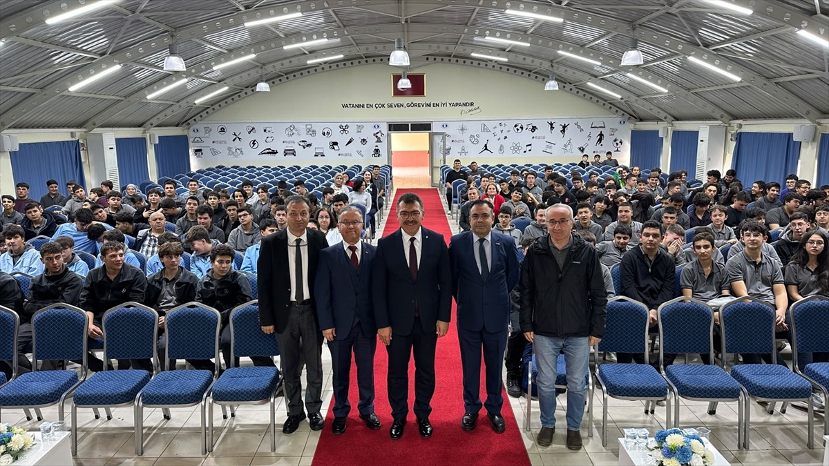 İTÜ Rektörü Mandal, mezun olduğu lisede gençlere kariyer tavsiyesi verdi