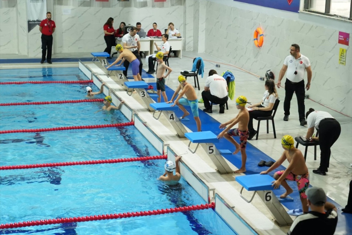 Tekirdağ Çerkezköy'de Cumhuriyet Kupası yüzme yarışına 198 sporcu katıldı