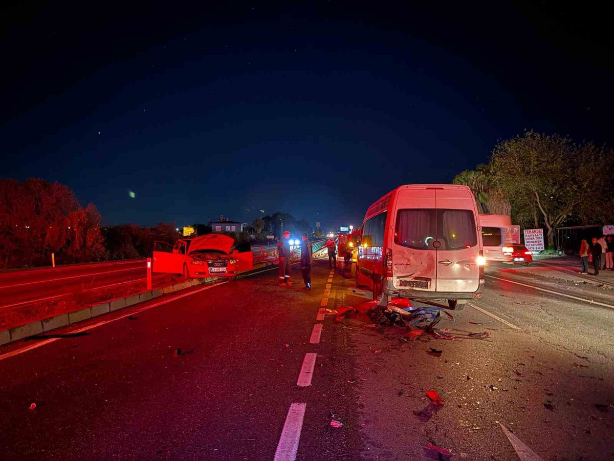 Antalya Manavgat'ta alkollü sürücünün neden olduğu üç araçlı kazada 4 kişi yaralandı