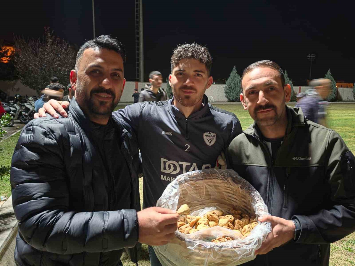 Nazilli Şehir Spor Kulübü taraftarları Sazlı Gençlikspor maçı öncesi meşale yaktı