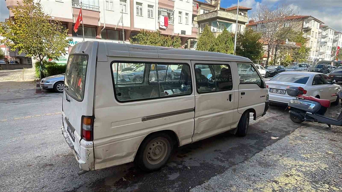 Yaya geçidinde panelvanın çarptığı 45 yaşındaki kadın Karaman'da hastaneye kaldırıldı