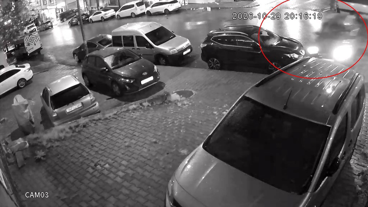 İstanbul Esenyurt'ta kayan otomobil park halindeki araçlara çarptı, yaralanan olmadı