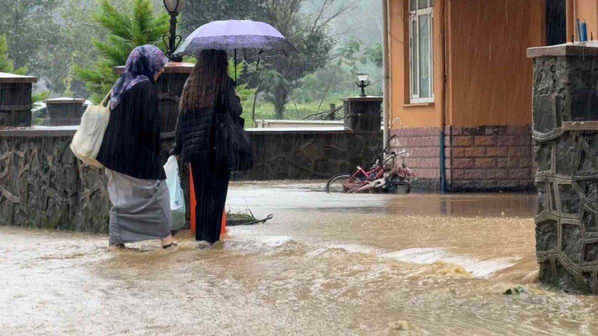 Rize Pazar'da şiddetli yağış taşkına yol açtı, mahalle sakinleri mağdur oldu