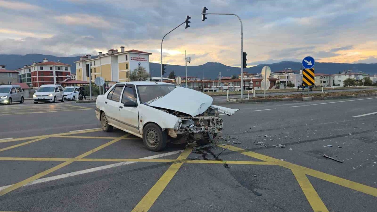 Gaziantep İslahiye'de otogar kavşağında 2 otomobil çarpıştı, yaralanan olmadı