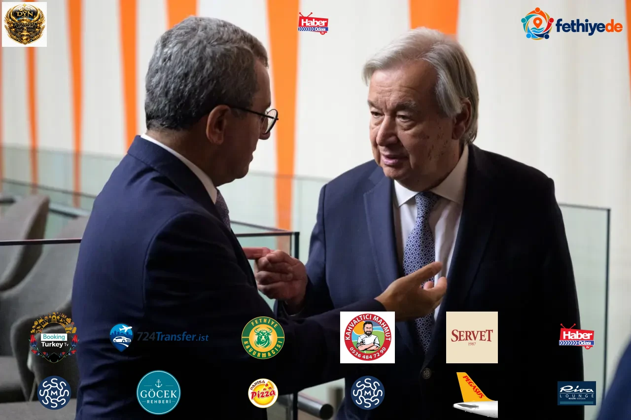Türkiye'nin BM Daimi Temsilcisi Büyükelçi Ahmet Yıldız, Katar Emiri Şeyh Hamad bin Halife Al Sani adına BM Genel Merkezi'nde düzenlenen anma töreninde BM Genel Sekreteri Antonio Guterres ile birlikte görülüyor. Yıldız söz konusu etkinlikte İslam İşbirliği Teşkilatı New York Grubu adına beyanda bulundu, 11 Eylül 2026