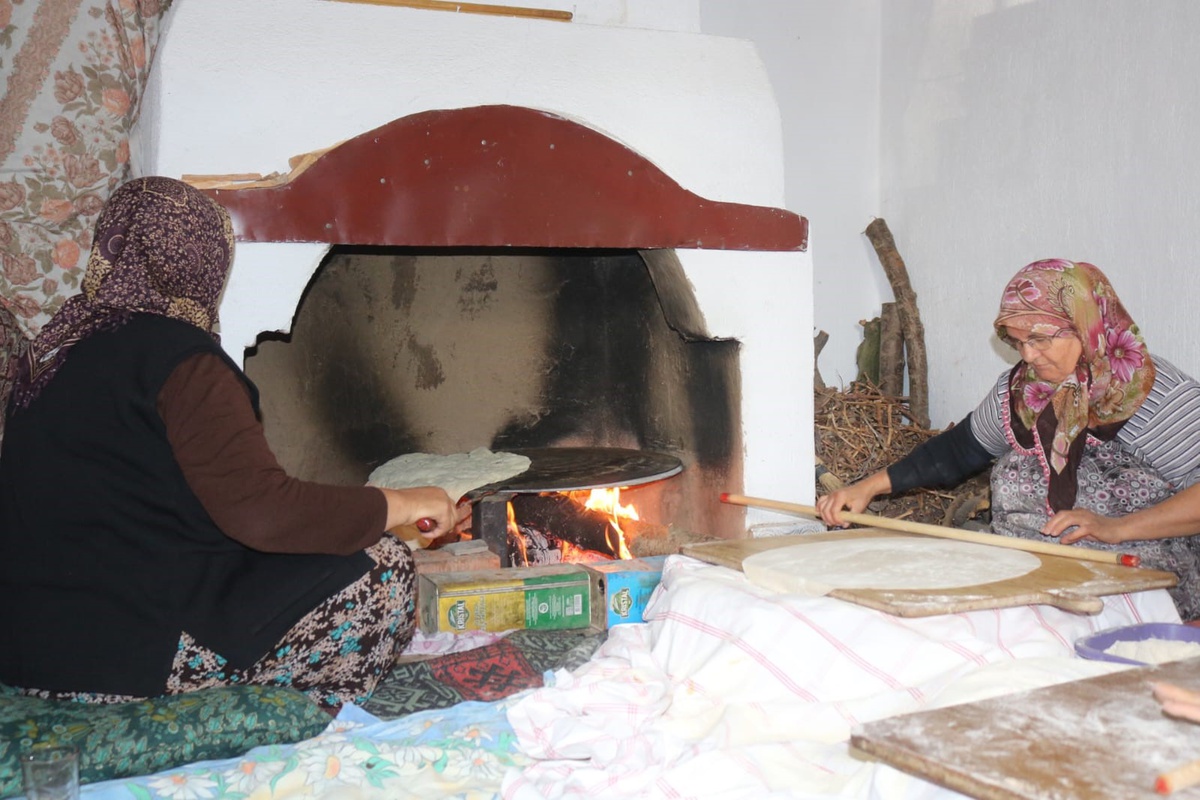 Denizli Çivril'de kadınlar kışlık yufkayı bir çuval undan imeceyle hazırlıyor