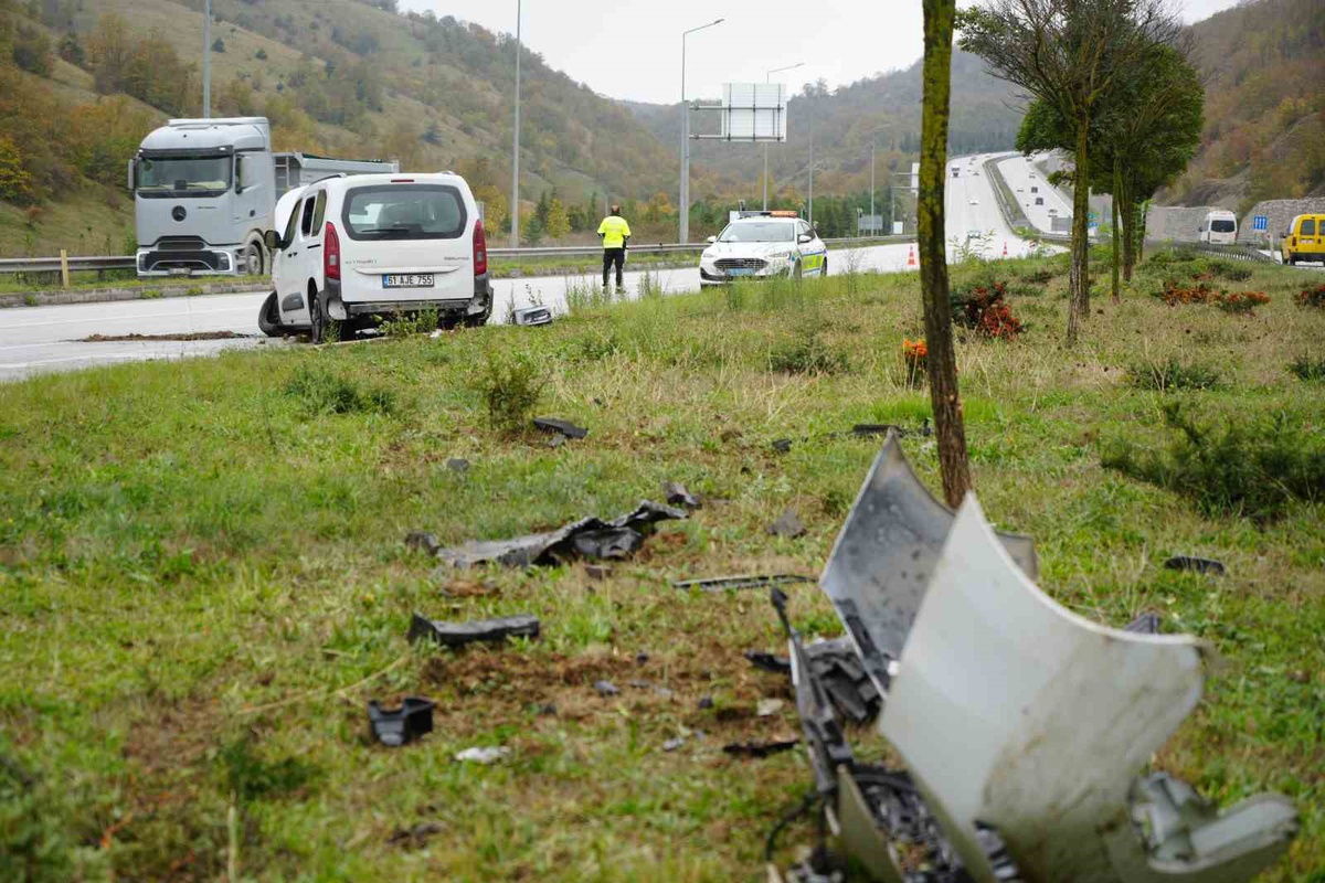 Samsun Kavak'ta yağışta kayan hafif ticari araç refüje çıktı, 3 kişi yaralandı