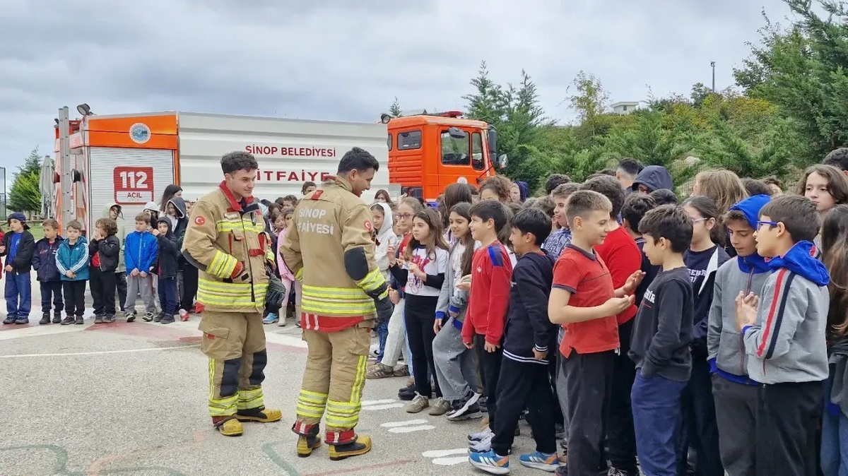Sinop'ta itfaiye ekipleri tüm okullarda yangın eğitimi verdi ve tatbikat yaptı