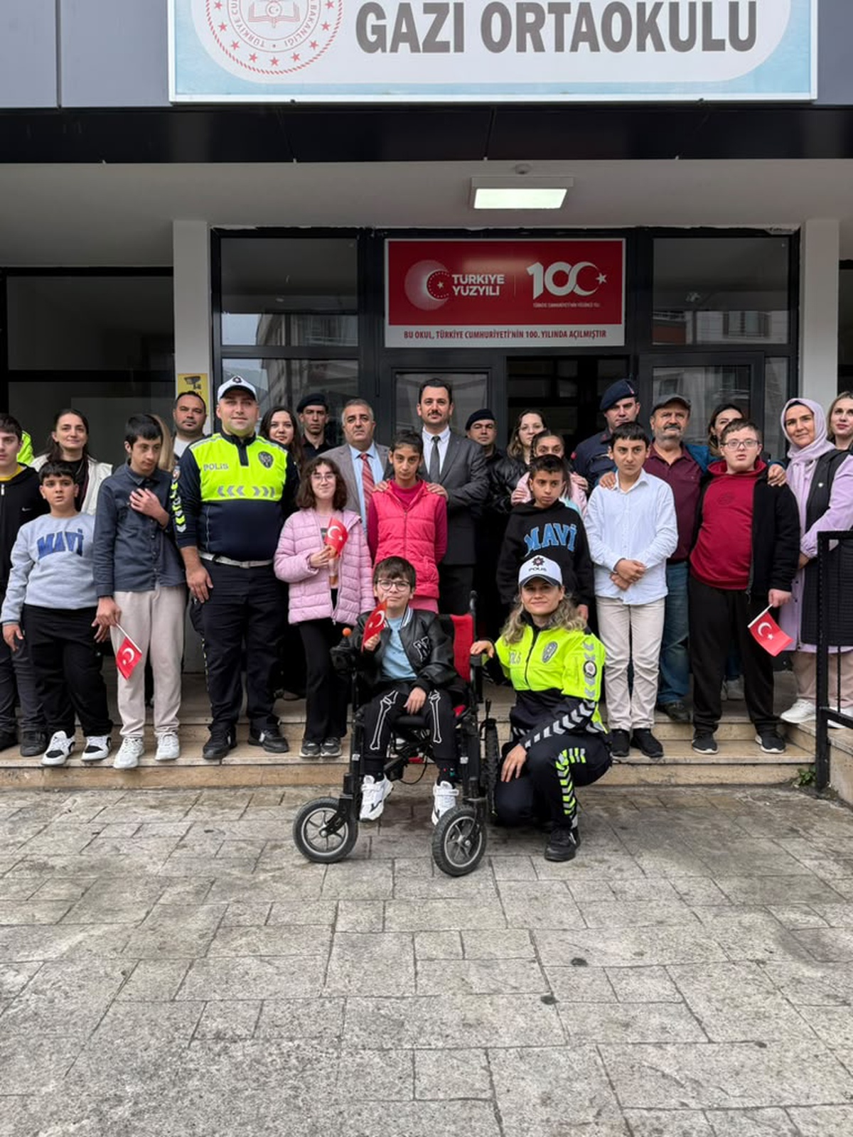 Artvin'de DMD'li öğrencinin polis ve jandarma araçlarıyla tur hayali gerçek oldu