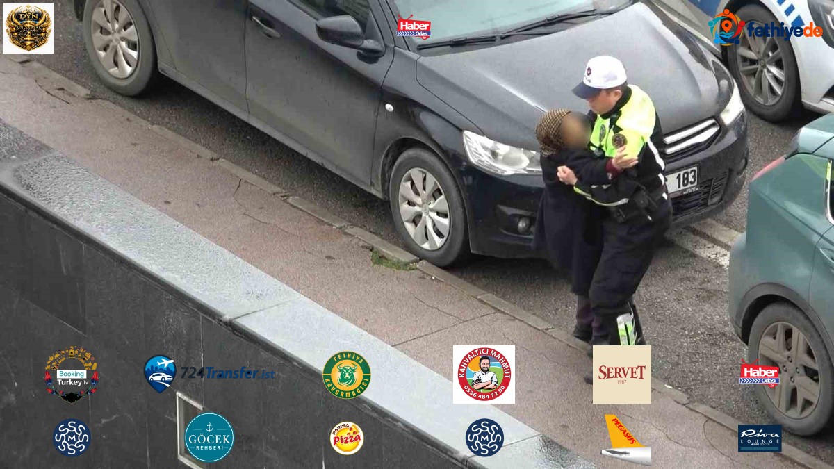 Samsun'da trafik polisi, kazada yaralanan kadını yeleğiyle yağmurdan korudu! Motosiklet sürücüsünün ehliyeti çıkmadı
