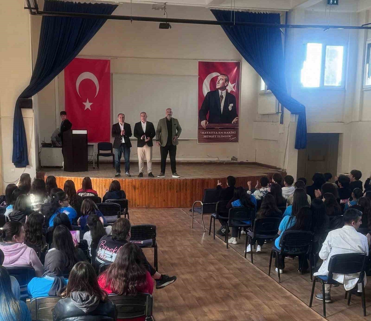 Yazar Mehmet Karayiğit Yalıkavak'taki okullarda öğrencilerle söyleşi yaptı