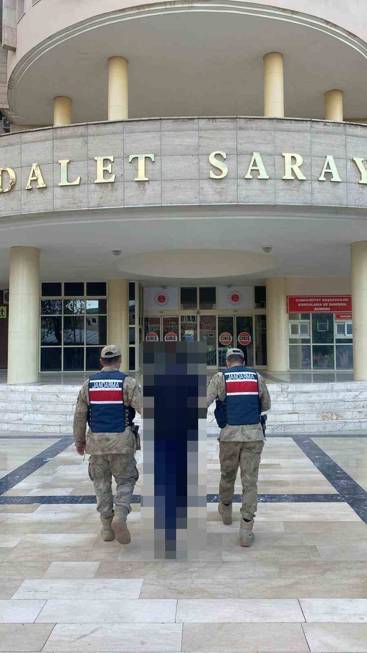 Şanlıurfa Karaköprü'de 15 yıl 7 ay 15 gün hapis cezalı şahıs jandarmaya yakalandı