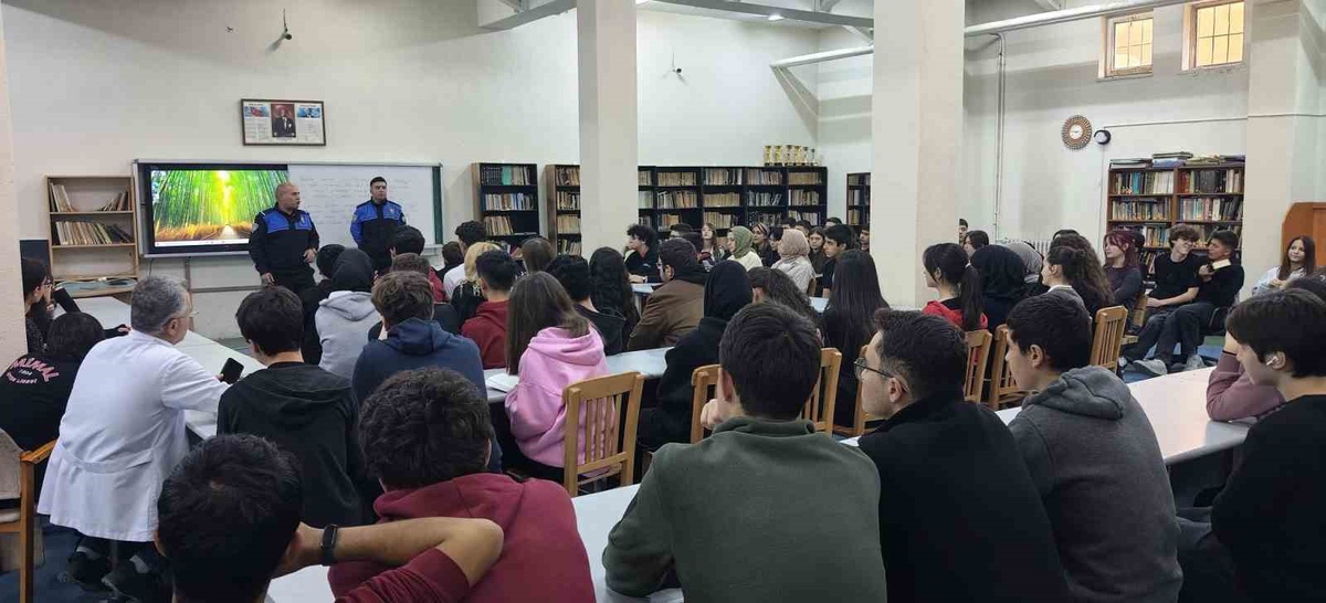 Afyonkarahisar'da polis, Afyon Lisesi öğrencilerine güvenlik eğitimi verdi
